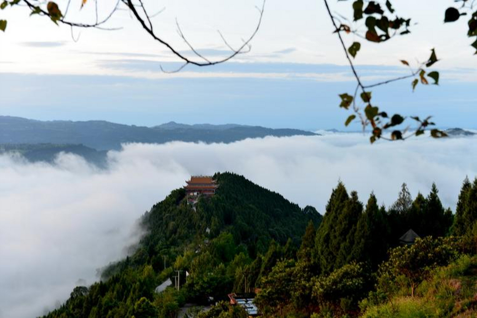 巴中佛头山森林公园:这里的自然风光和丰富的人文历史完美结合,拥有佛