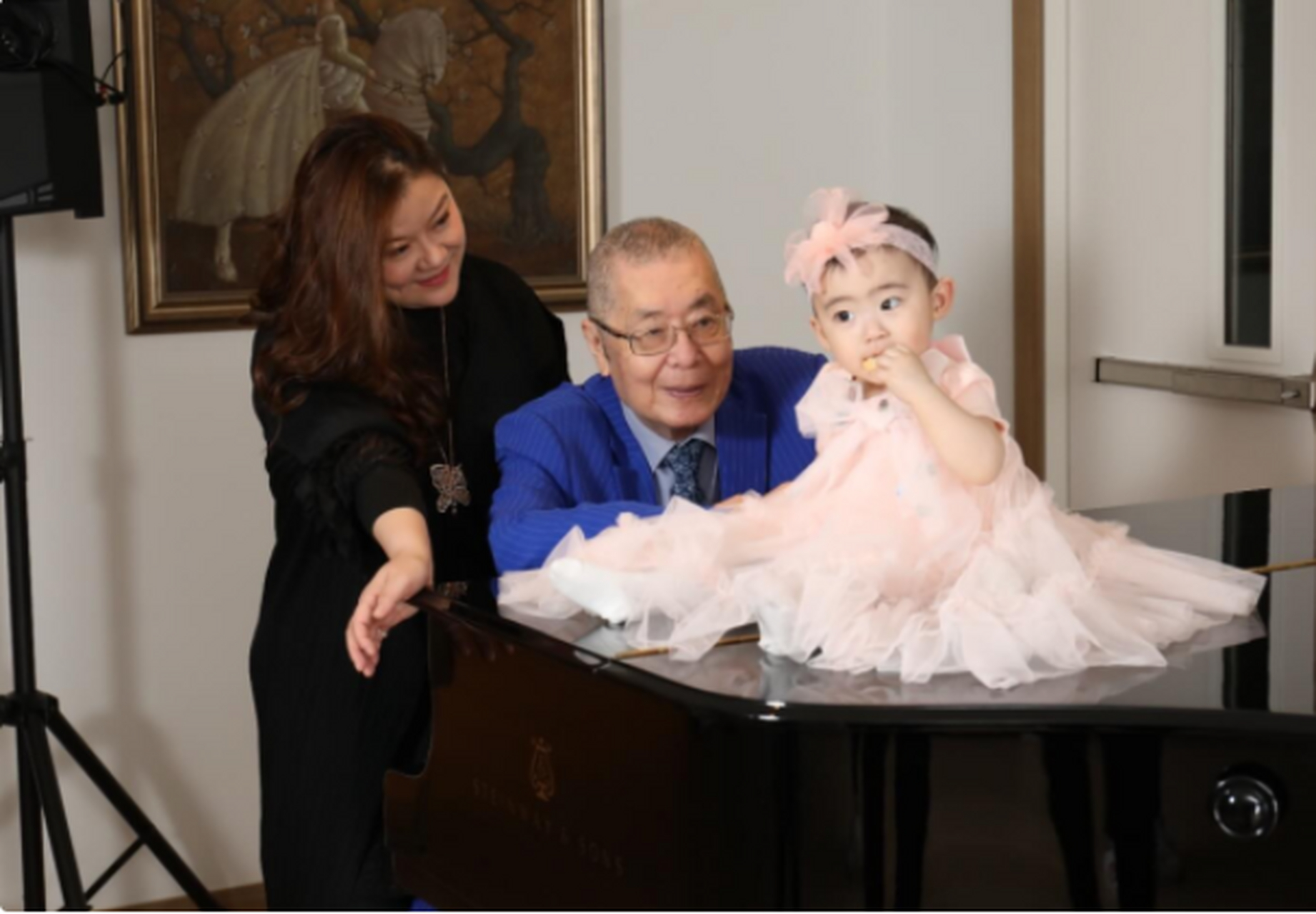 "琵琶公主"孙颖晒全家福,一岁女儿穿小黑裙美成小黑天鹅!