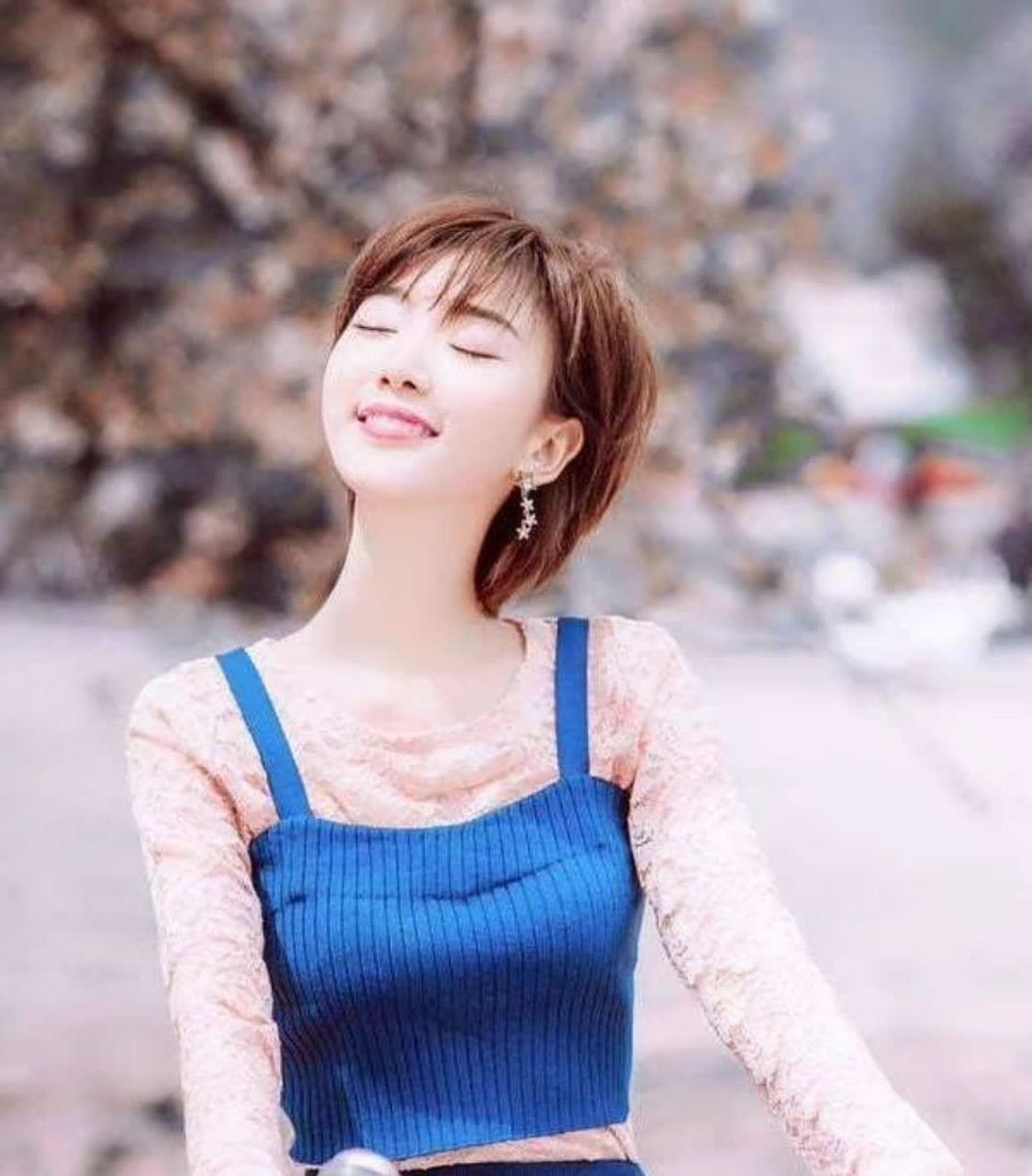 毛晓彤早期照片"是一个充满春天气息的小仙女[花][抠鼻]