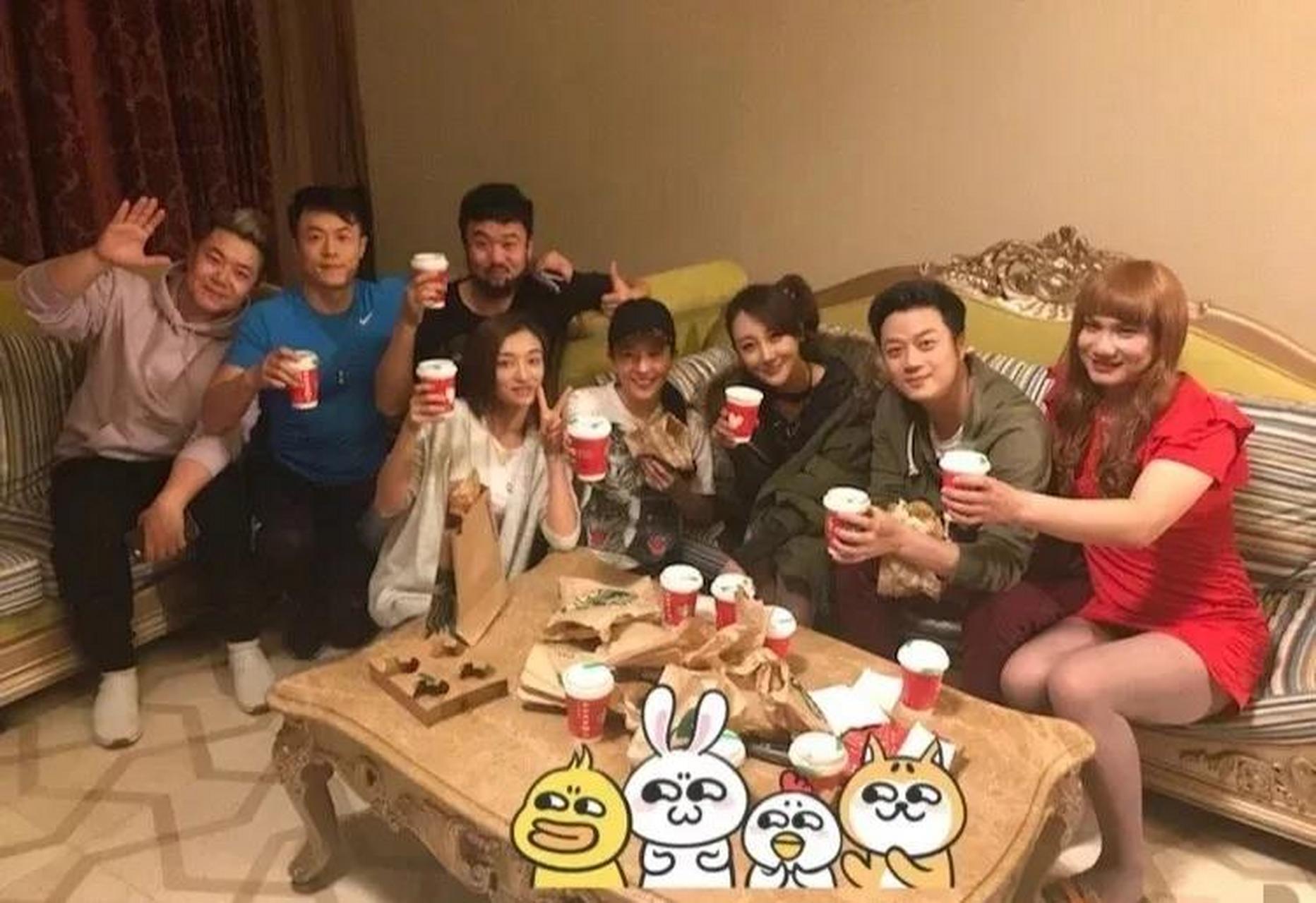 领动计划# 刘亦菲和大学同学聚会!同学也好美呀!