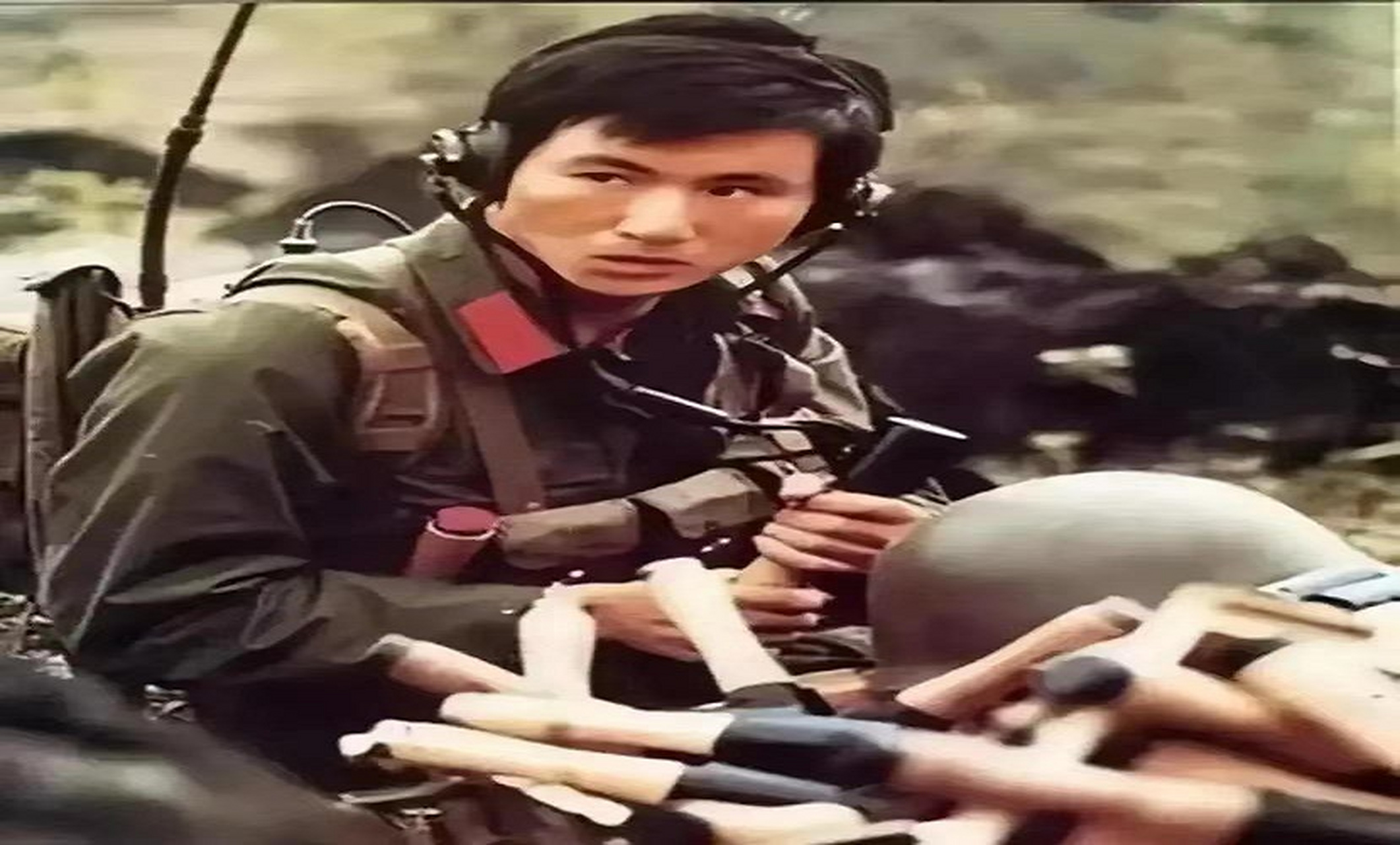 1984年,24岁的杨启良在老山阵地面对敌人眼含杀气,视死如归,单枪匹马