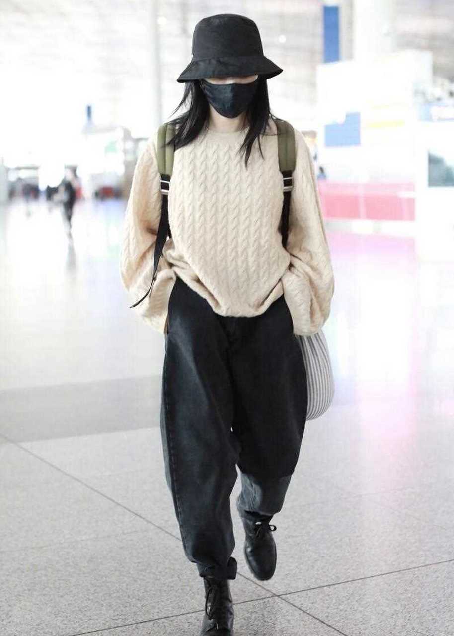 机场街拍,姚晨米色绞花毛衣 束脚牛仔裤 渔夫帽休闲酷感.[悠闲]