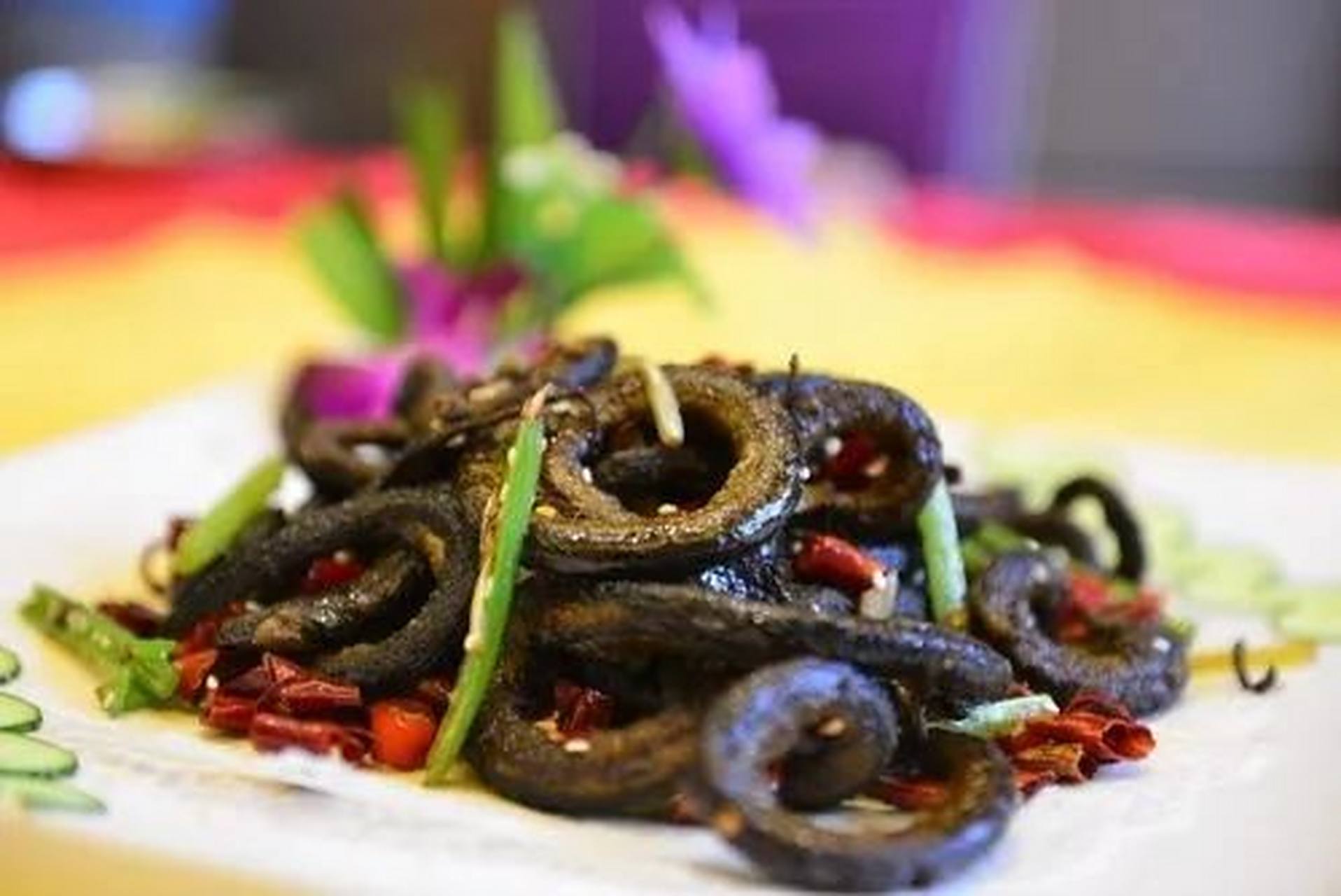 宜城盘鳝肉嫩味鲜,食之香酥可口,让人难以忘怀,营养价值远胜于剖开后