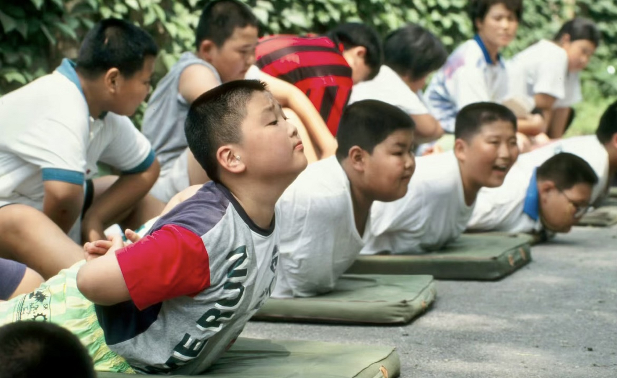 網友:這是90年代的北京小學生,北方人就是壯實,一個班不少小胖子!