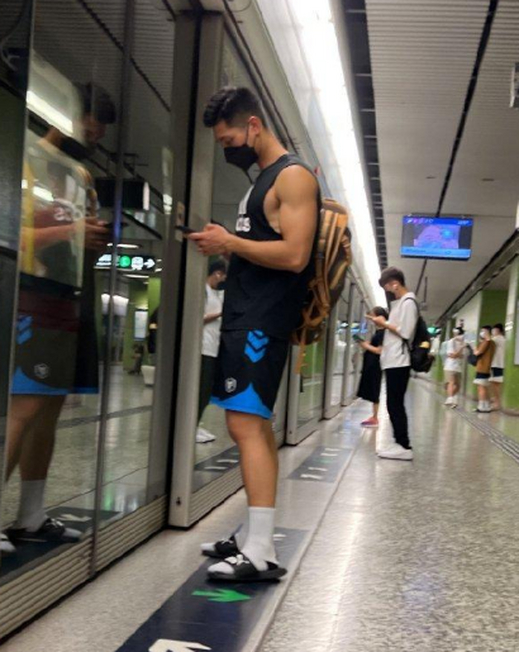 穿袜子加拖鞋坐地铁的帅哥