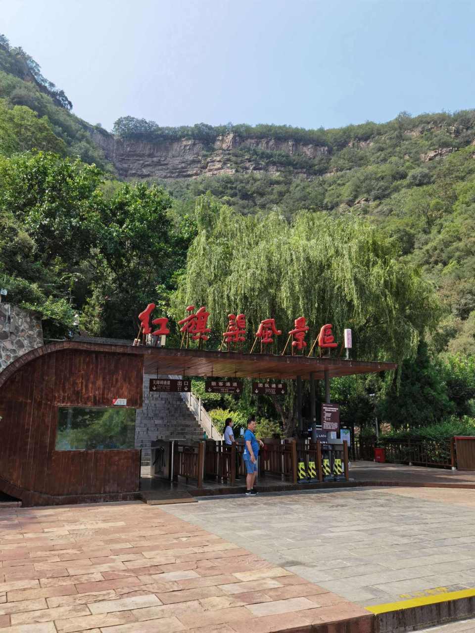 从分水苑风景区驱车上行30公里,即可抵达青年洞风景区.