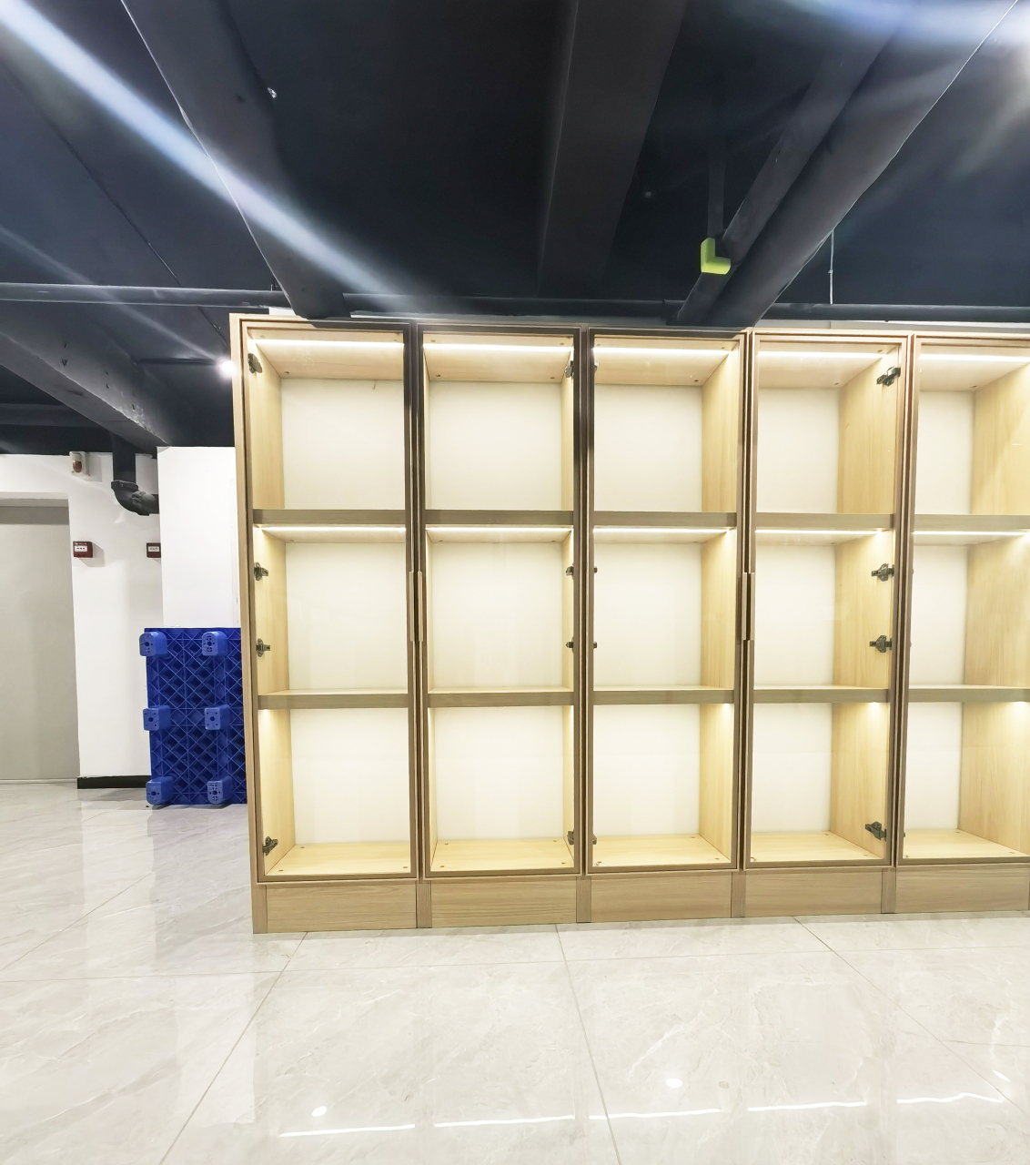 展厅展柜安装落地,需要考虑货架与店面/展厅,货架与卫生,货架与货架