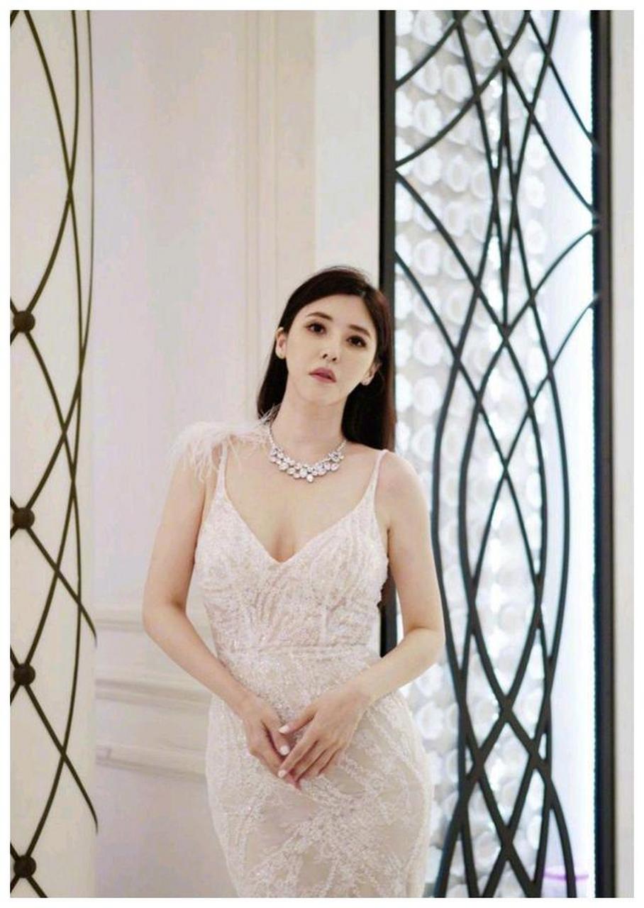 穆熙妍穿低胸蕾丝白色长裙尽显优雅知性