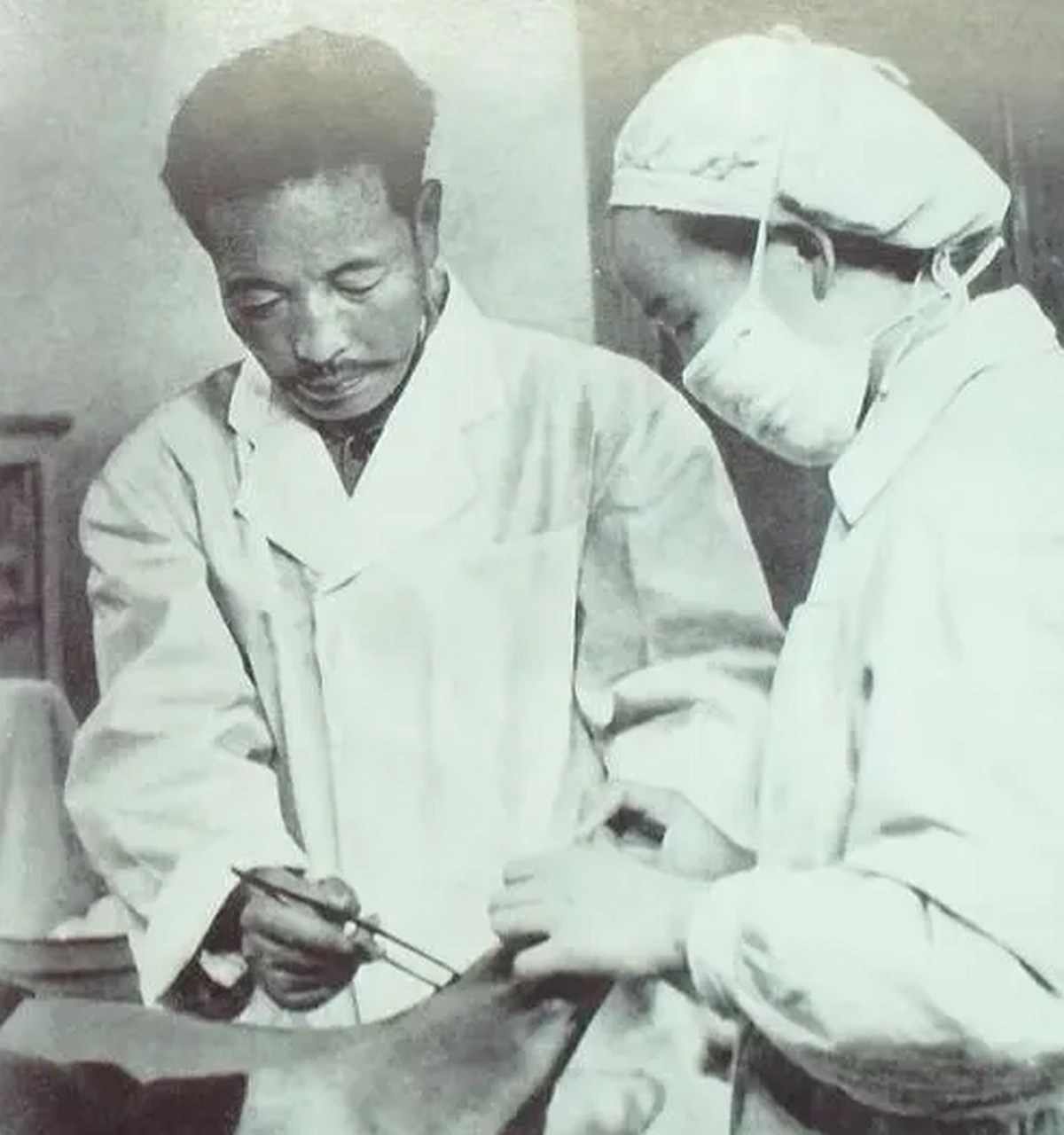 1945年,几名日军用枪抵着"蛇花子"季德胜的头,逼他交出祖传药方,他却