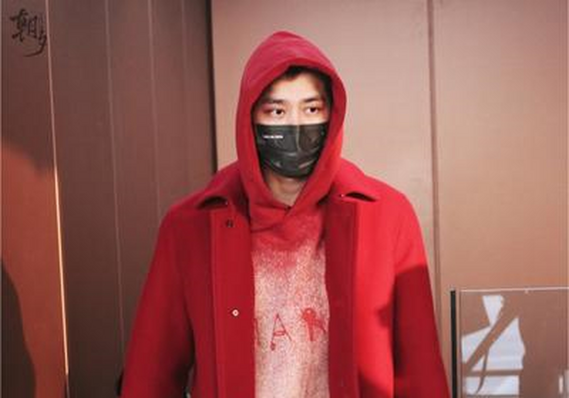 最近李易峰穿了一身红色的衣服,看着就特别的帅气,还有一种神秘的感觉