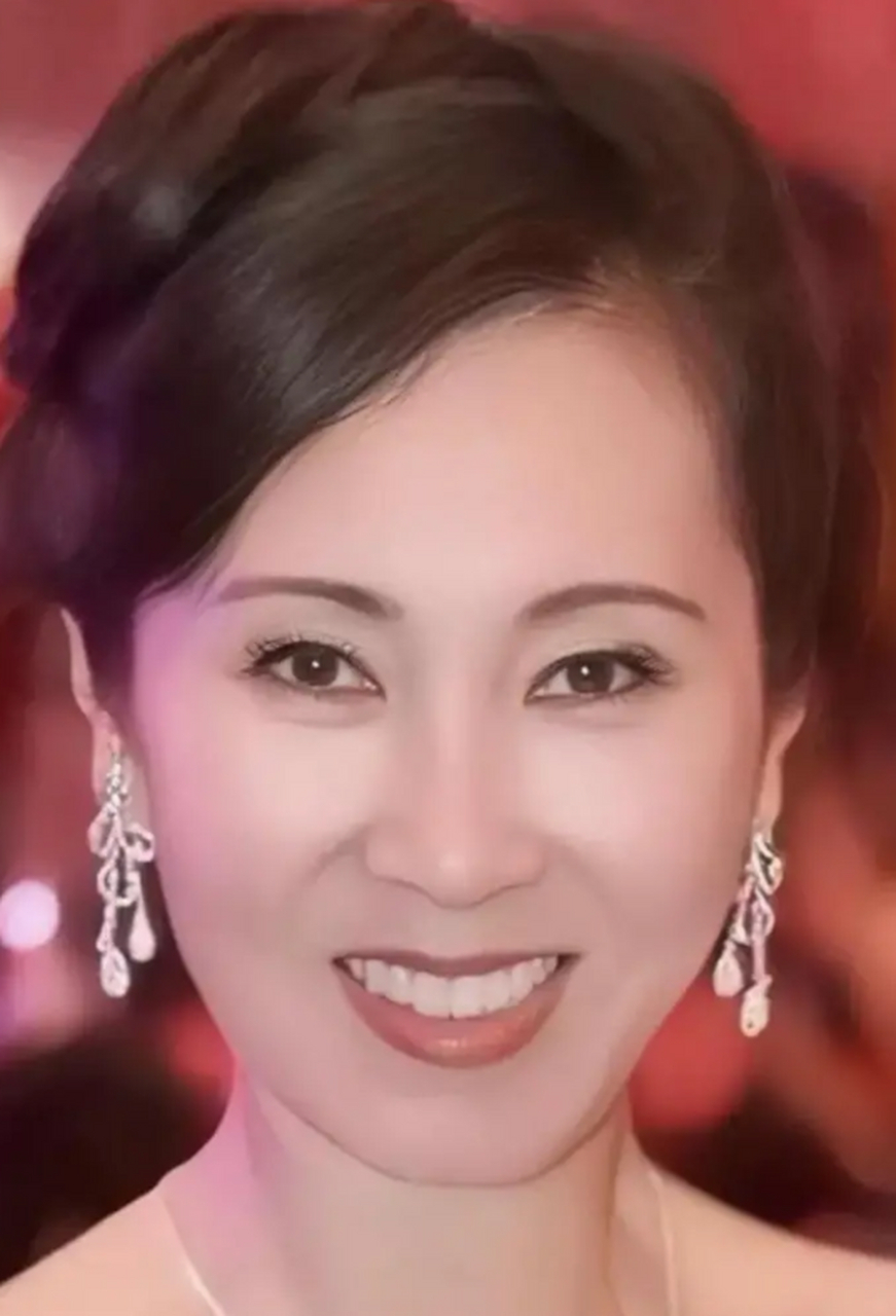 主持人满怀期待地对着镜头,准备询问王健林的妻子林宁.他兴致勃勃地问