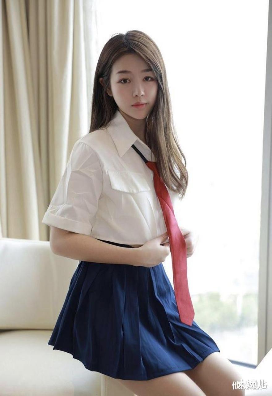 美女图集:肉丝美腿百褶裙,清纯可人学生妹