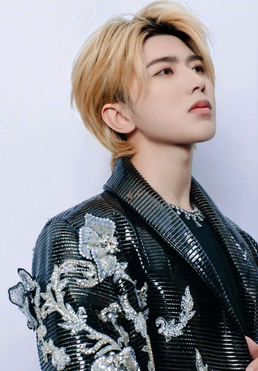 蔡徐坤的长相非常帅气优雅,一头金发也特别抢眼#我爱男星##八八书