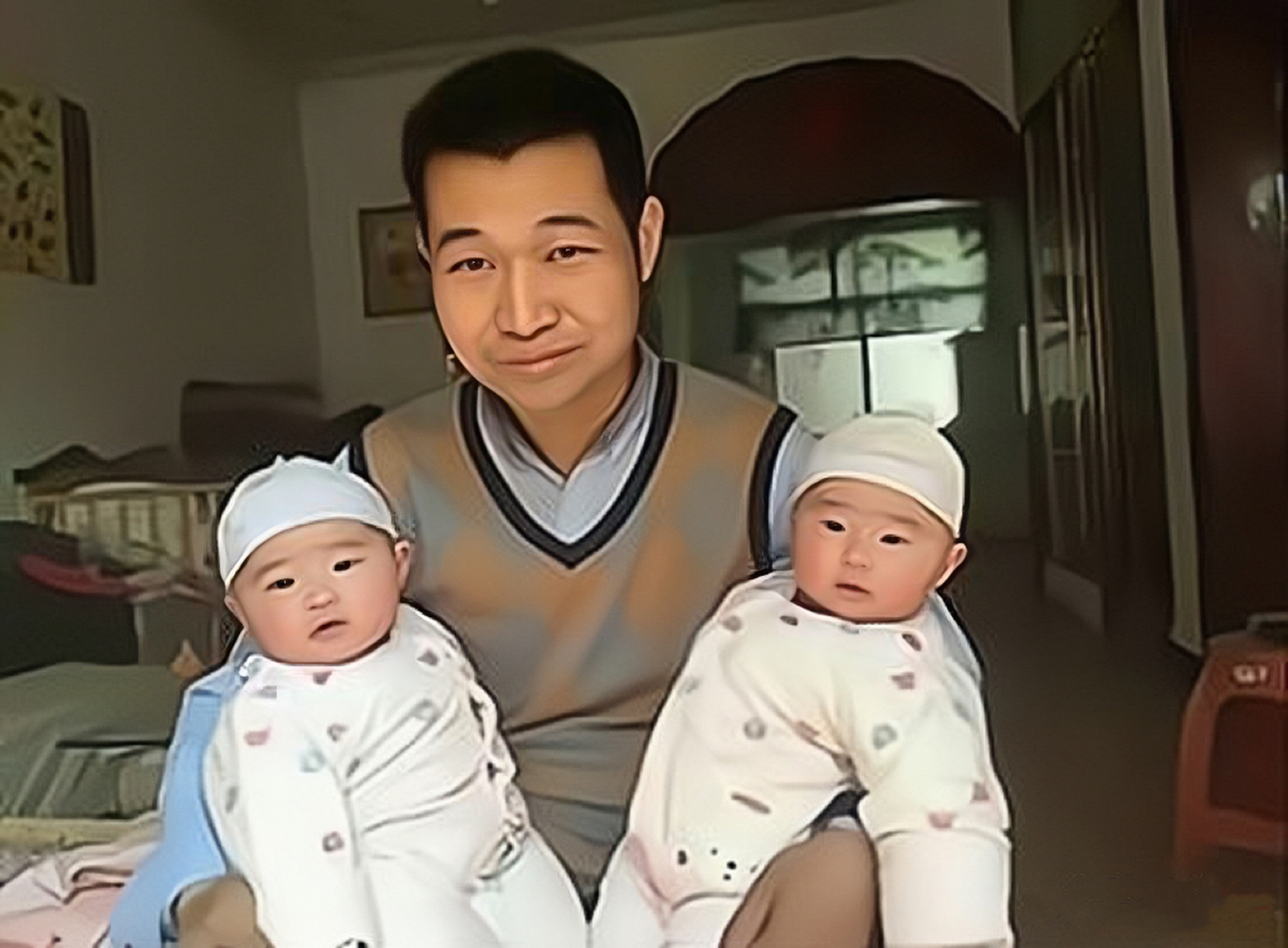 七年前和七年后的两张照片对比,这位父亲再也笑不出来了.