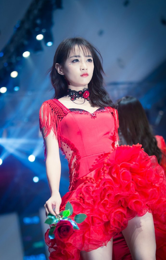 晚安@titi黄_ >>关注#黄婷婷#关注明星#日常穿搭