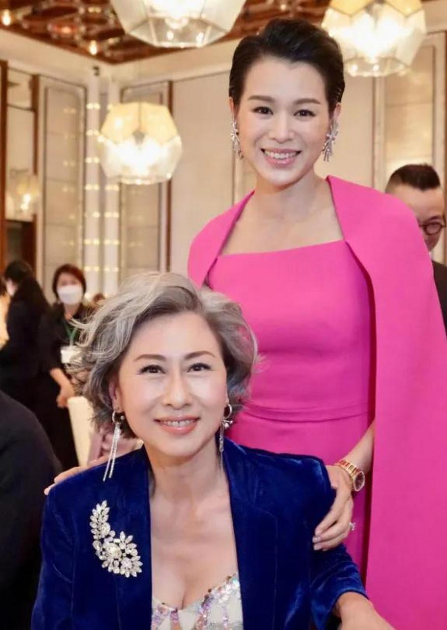 胡杏儿,这种鼻子叫悬胆鼻,天生明星相,很有福气的.