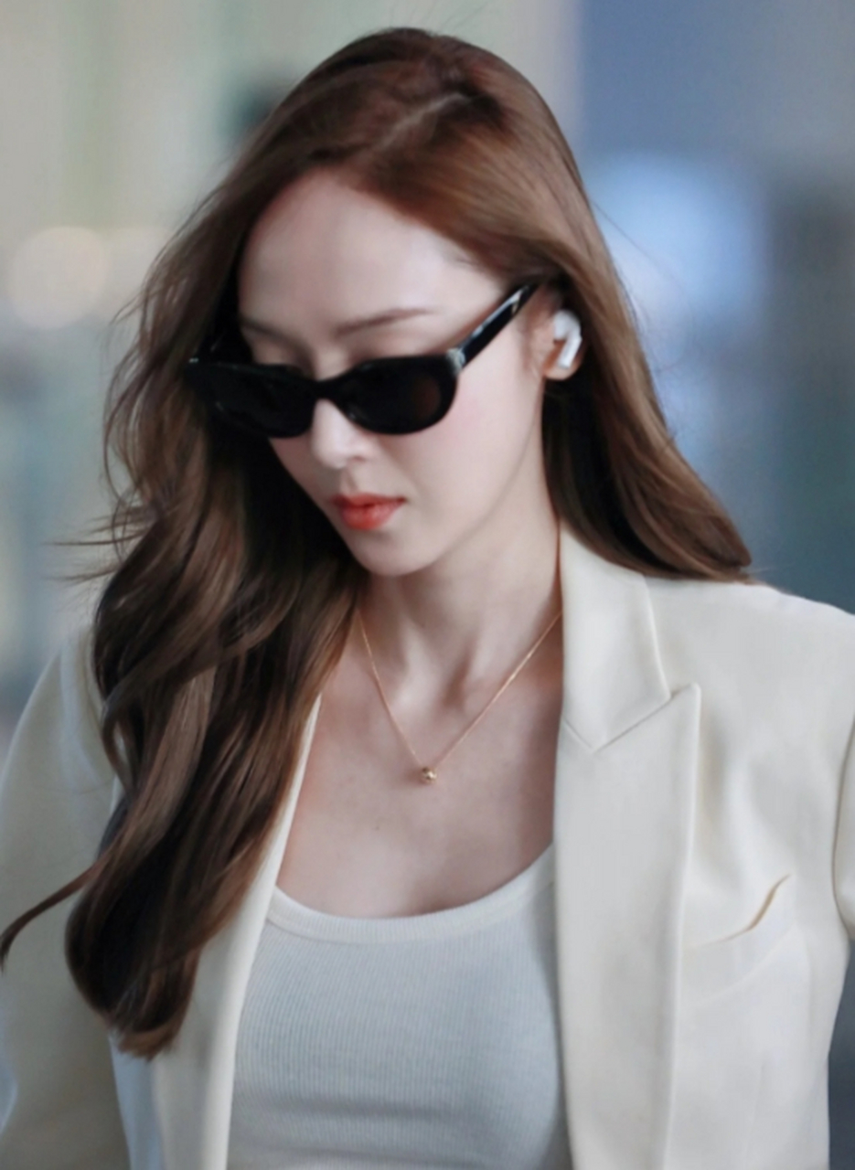 jessica郑秀妍的机场穿搭总是那么引人注目!