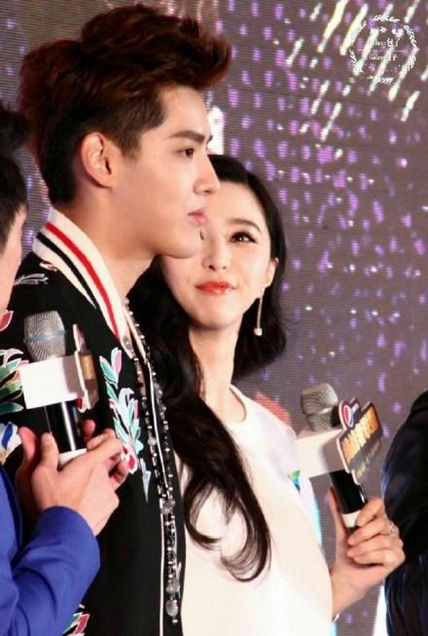 gif创作人# 范冰冰与吴亦凡早前同框活动照,范冰冰搂住吴亦凡的腰,摆