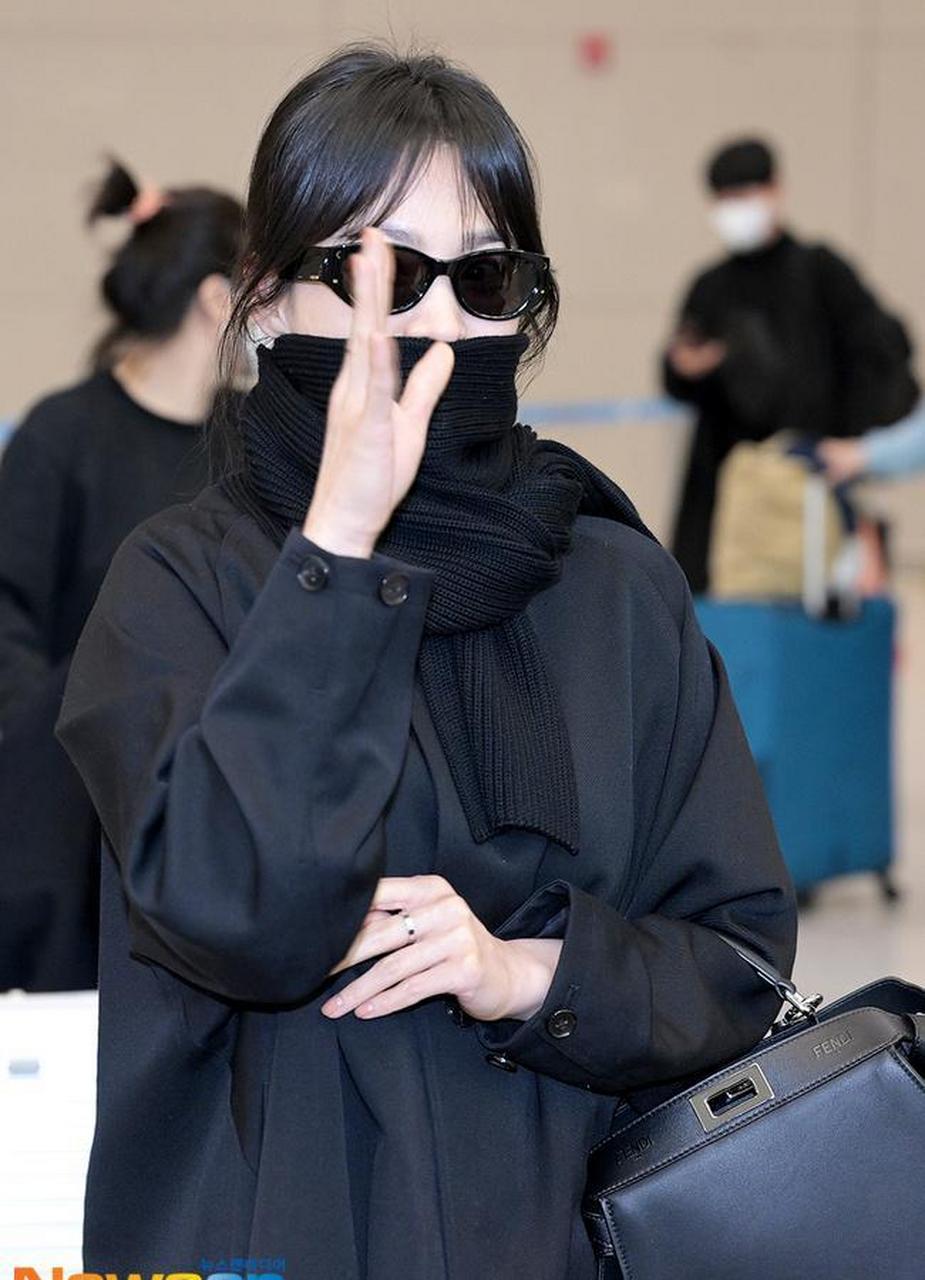 宋慧乔时装周行程结束机场街拍,简单轻松[照相机][照相机]