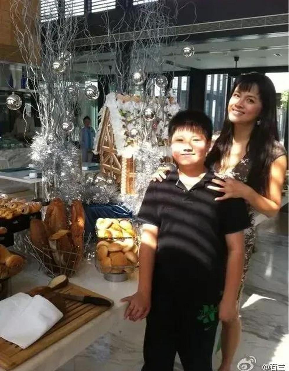 百家号星火计划# 著名演员石兰与外国老公在国外海边的浪漫约会,石兰