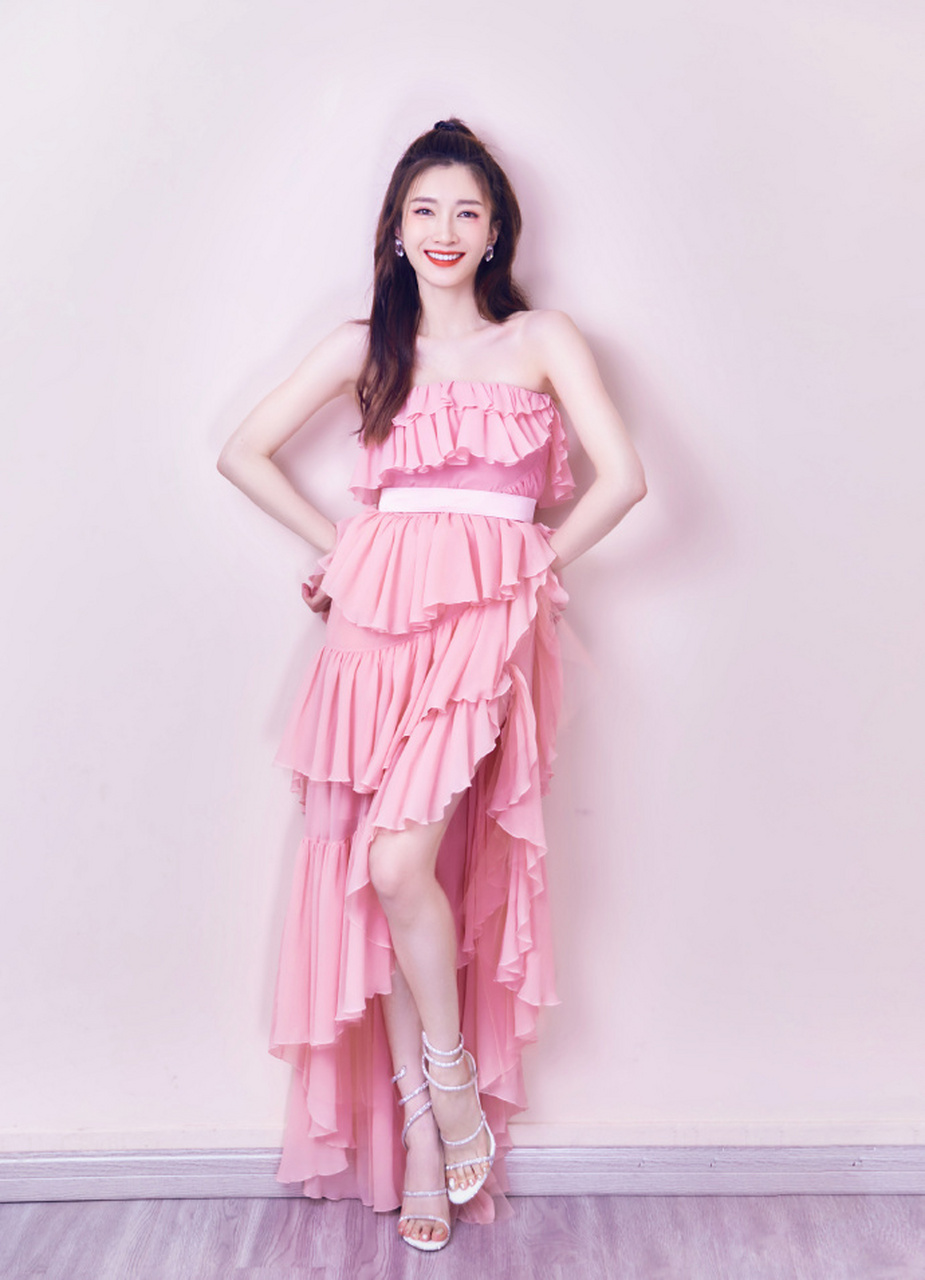 江疏影粉色长裙