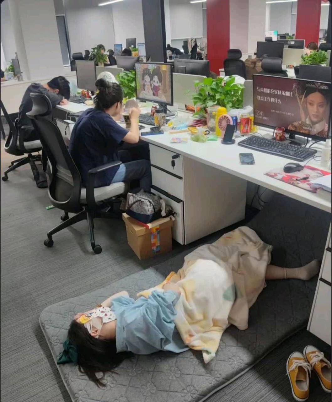 办公室午休,这样躺在地下睡,会不会觉得有点尴尬啊!