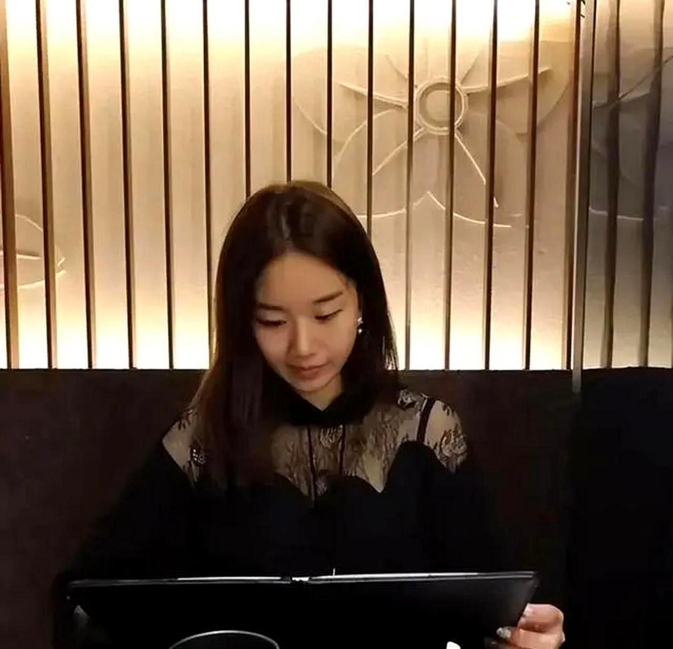 孟非的女儿长相美丽清纯,五官精致,气质恬静,散发着初恋般的魅力,让人