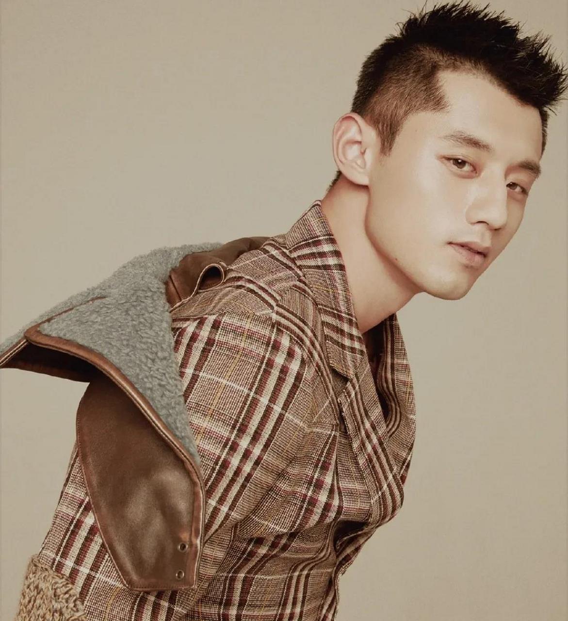 从各种照片上看,张继科是个典型的青岛小哥形象,眼睛