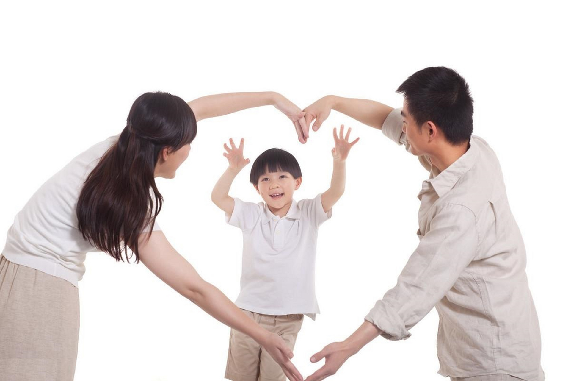 在幼儿家庭教育阶段,父母可与孩子一起玩游戏,因游戏是孩子的国度
