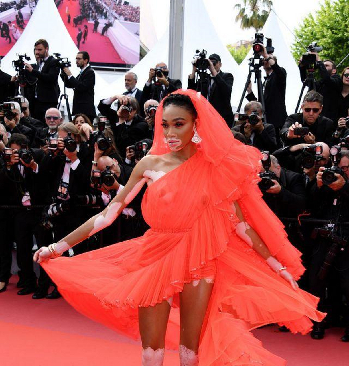 超模温妮哈洛薄纱红裙惊艳戛纳,大方展示全身白癜风,获赞誉无数