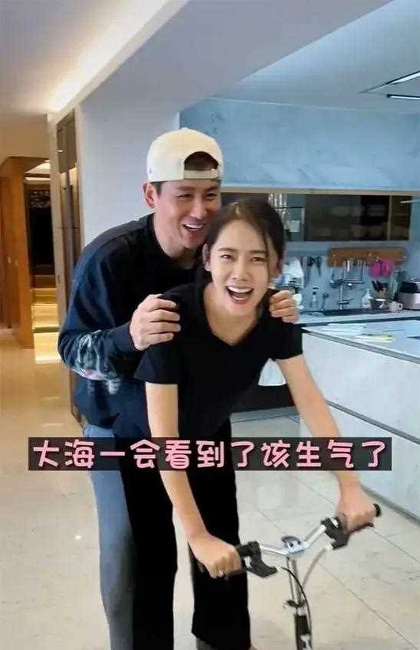 秋瓷炫和老公平安夜豪宅秀恩爱,夫妻二人光脚骑儿子的单车,还怕被儿子