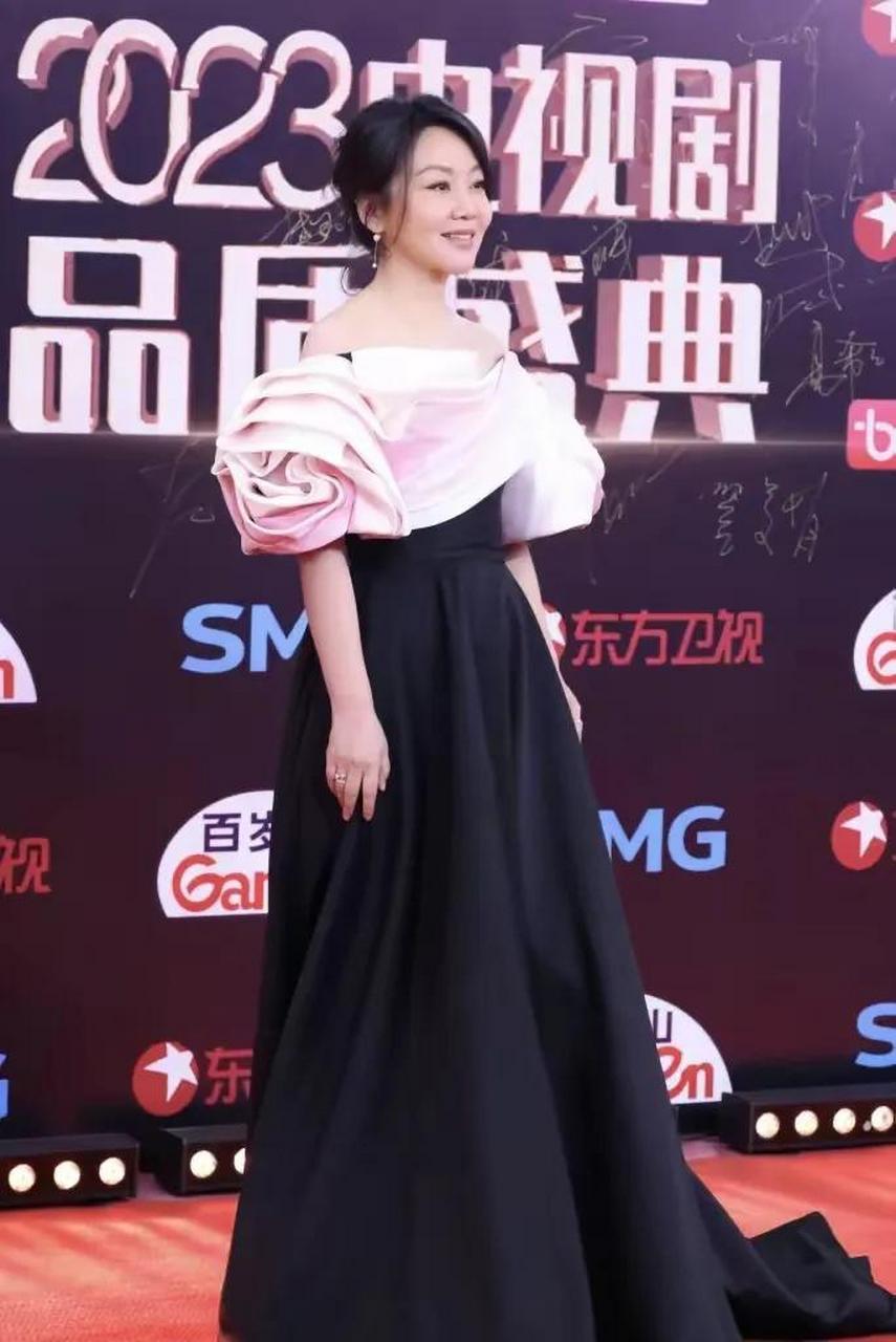 2023年3月30日明星们纷纷参加上海电视剧品质盛典红毯.