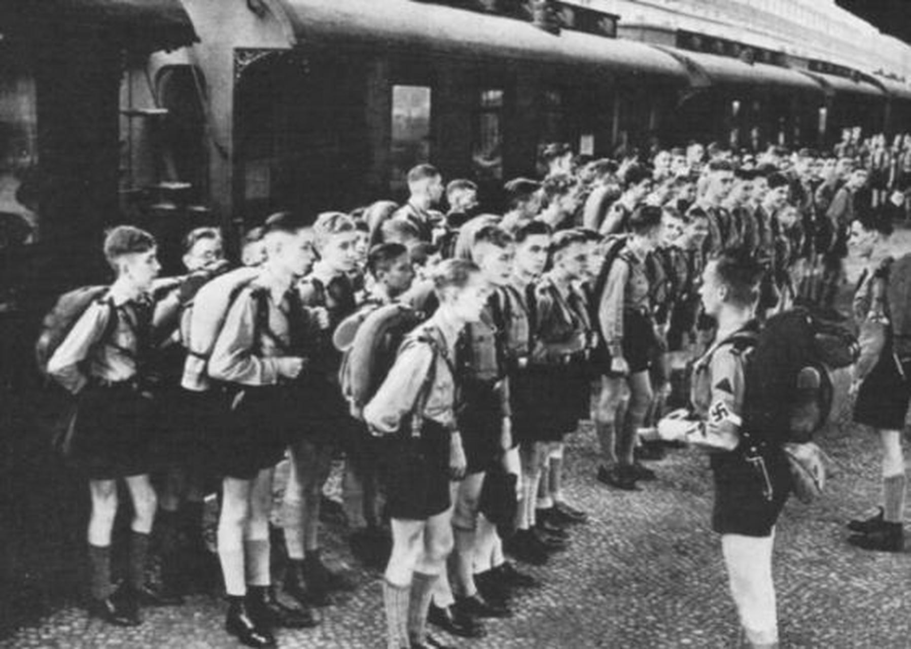 1943年,纳粹德国组建了一支16岁以下的童子军,绰号"婴儿师",总兵力2