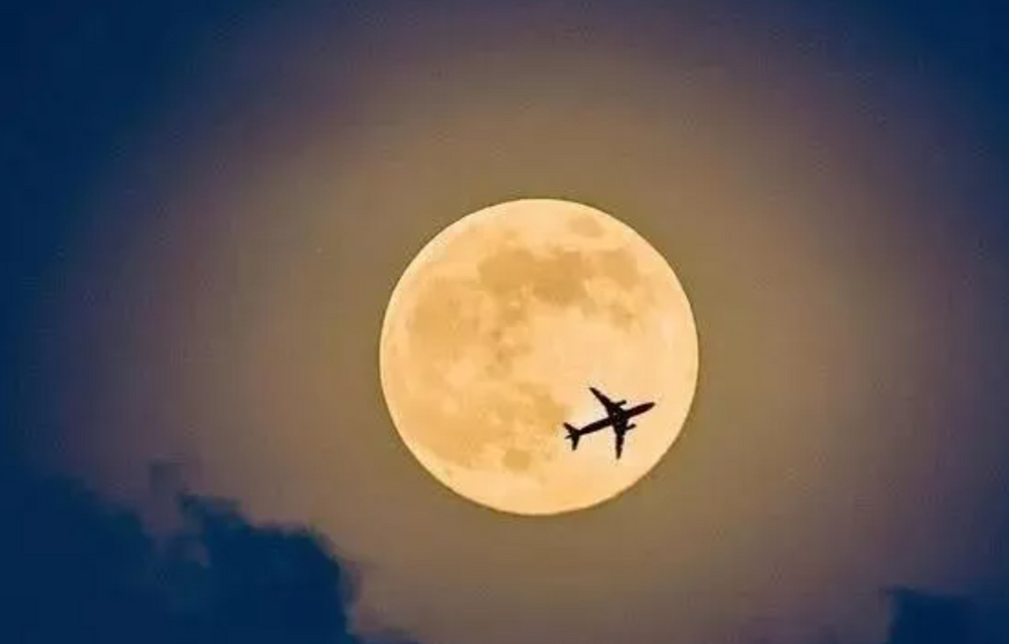 超级月亮,顾名思义,是指月亮在其轨道上离地球最近的时候出现的抑种