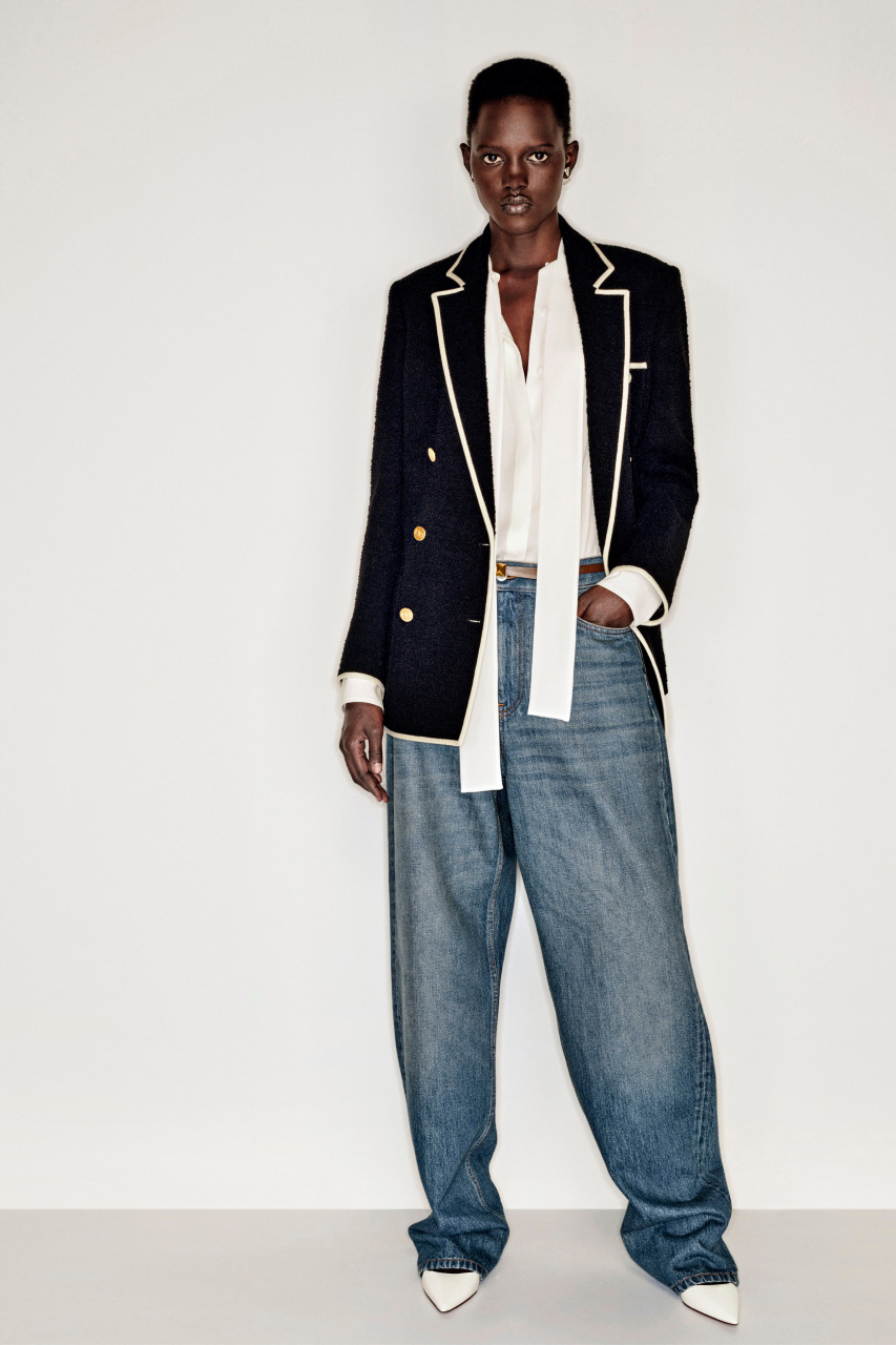 jacob elordi 今天活动造型身穿valentino 2023早春系列,与华晨宇撞衫