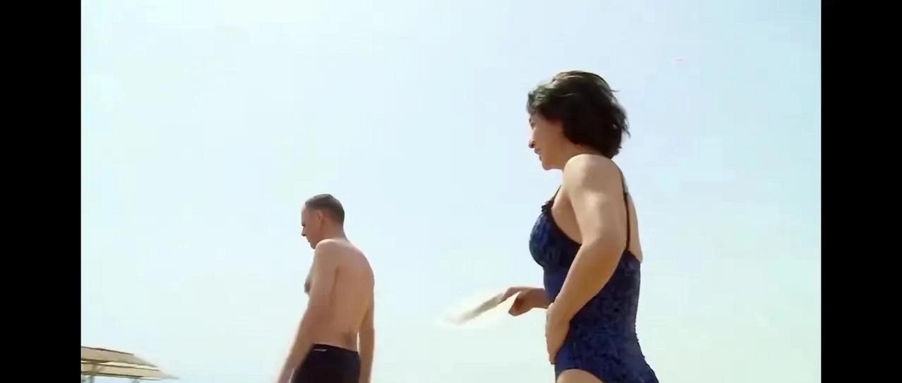 gif创作人# 金星罕见晒性感泳装照,与老公汉斯海边嬉戏打闹,水中也换