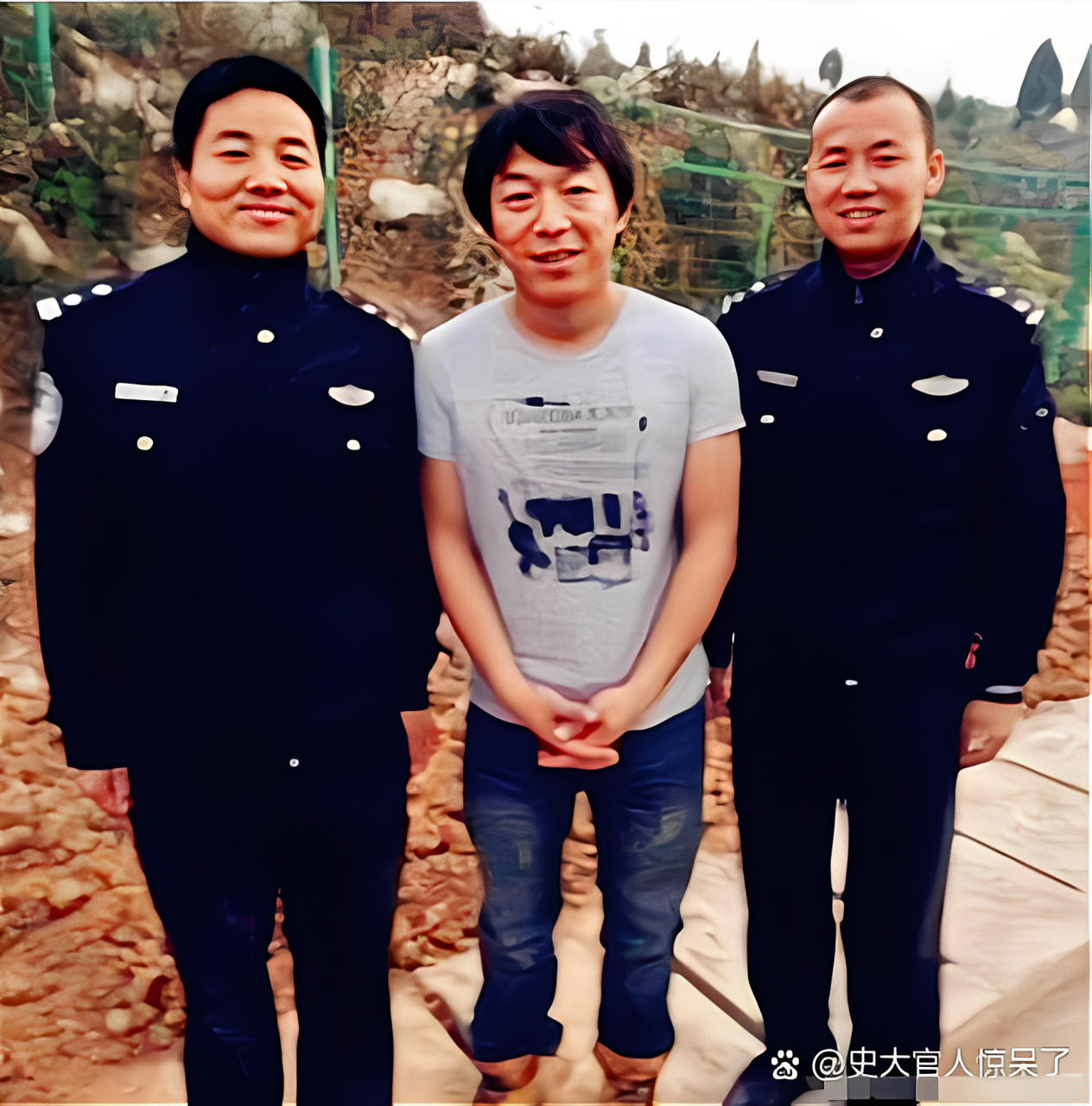 这可能是黄渤最想删掉的照片 黄渤叙述两个警察,穿着像犯人,表情不