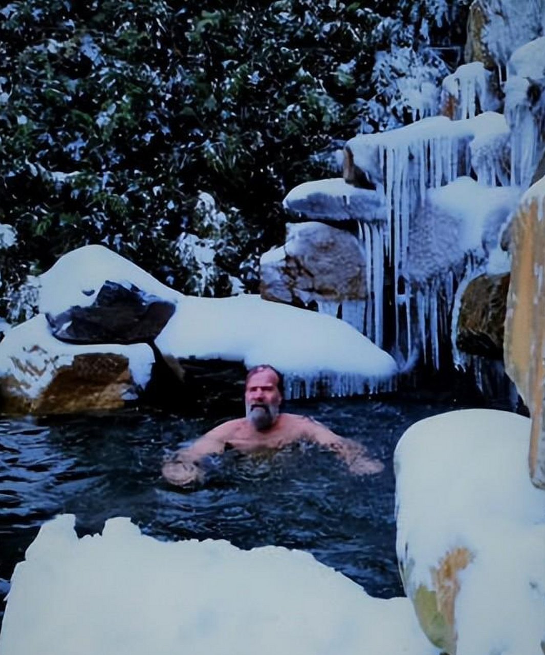 被称为 "冰人"的荷兰人维姆霍夫在 2014 年只穿着短裤登上乞力马扎罗