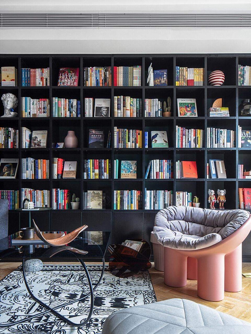 整面墙的书柜就像是把图书馆搬回了家           图片来源网络,侵权即