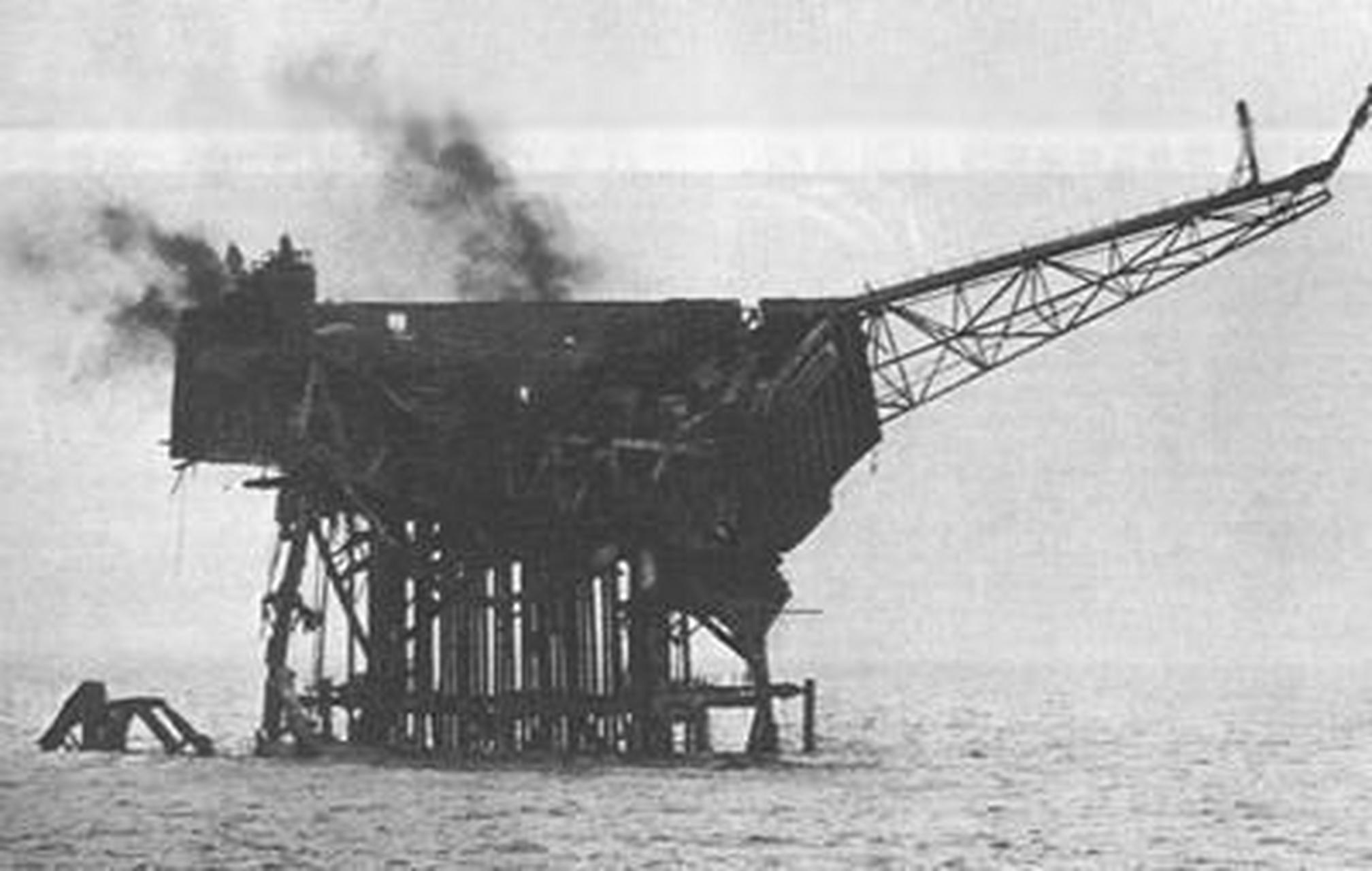 历史往事#1988年7月6日,英国派珀阿尔法钻井平台爆炸.