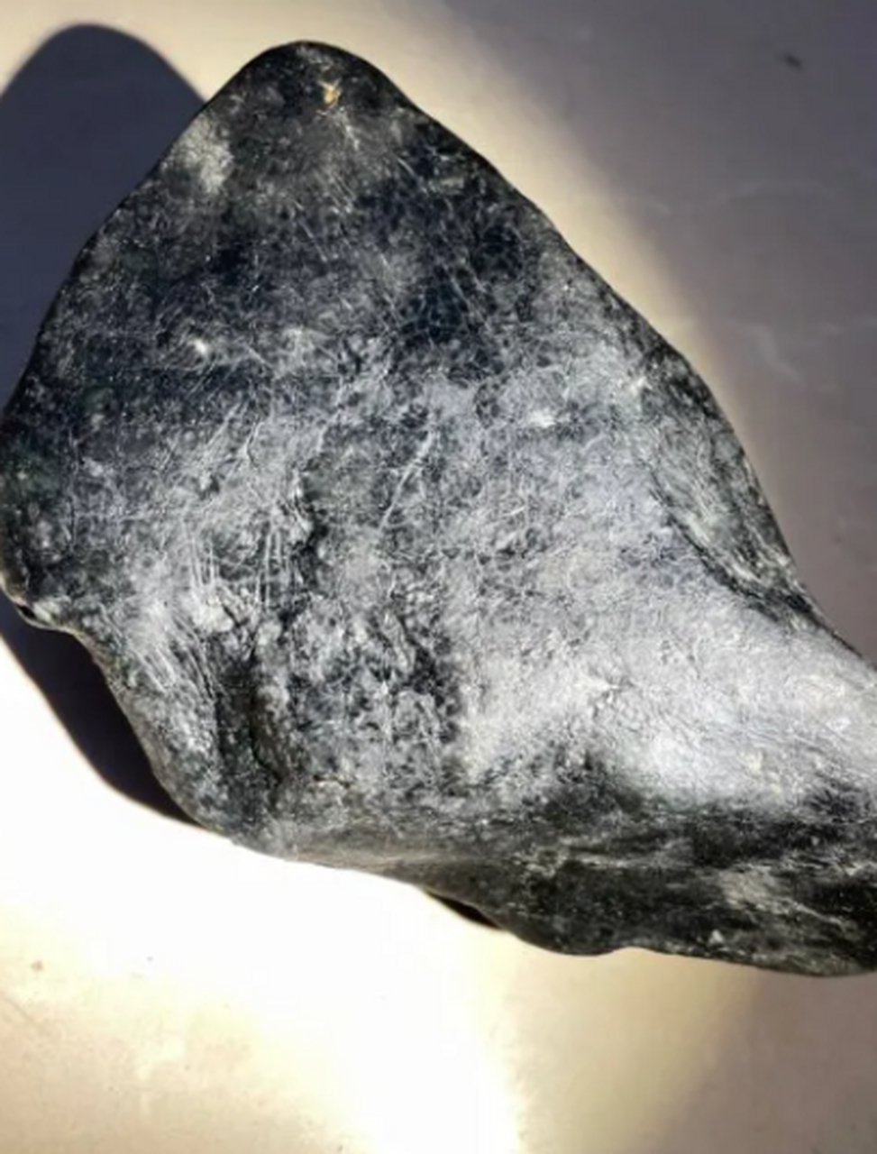 点击头像看直播##翡翠原石# 莫湾基色料 皮壳老 场口正 色已成莽带