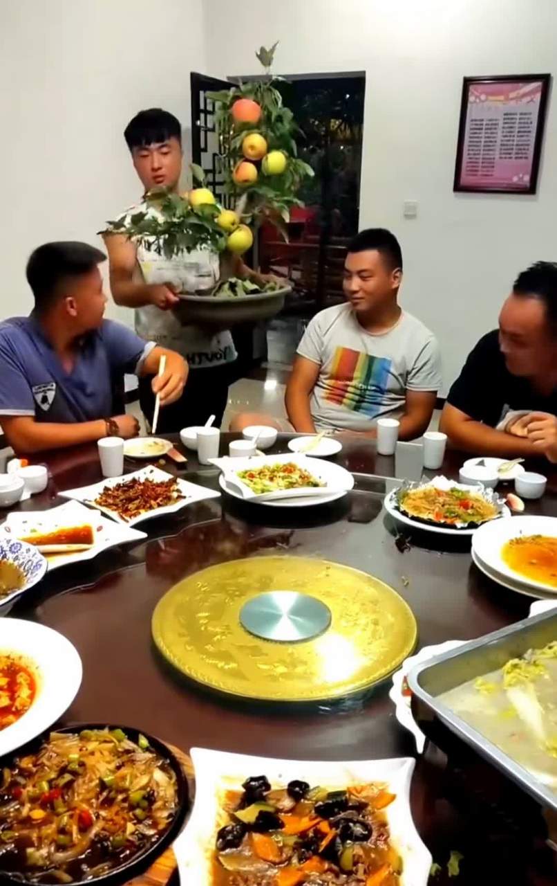 在餐厅吃饭时,老板赠送"果盘",摘一个苹果来吃,苹果真新鲜![捂脸]