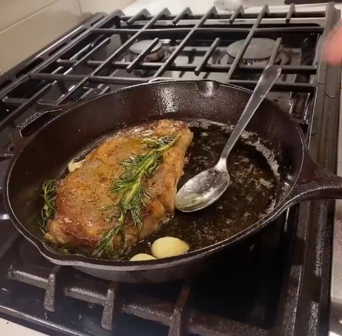 三分熟牛排后王源又用火锅底料煮方便面,遭中国作家喊话:别再糟蹋粮食