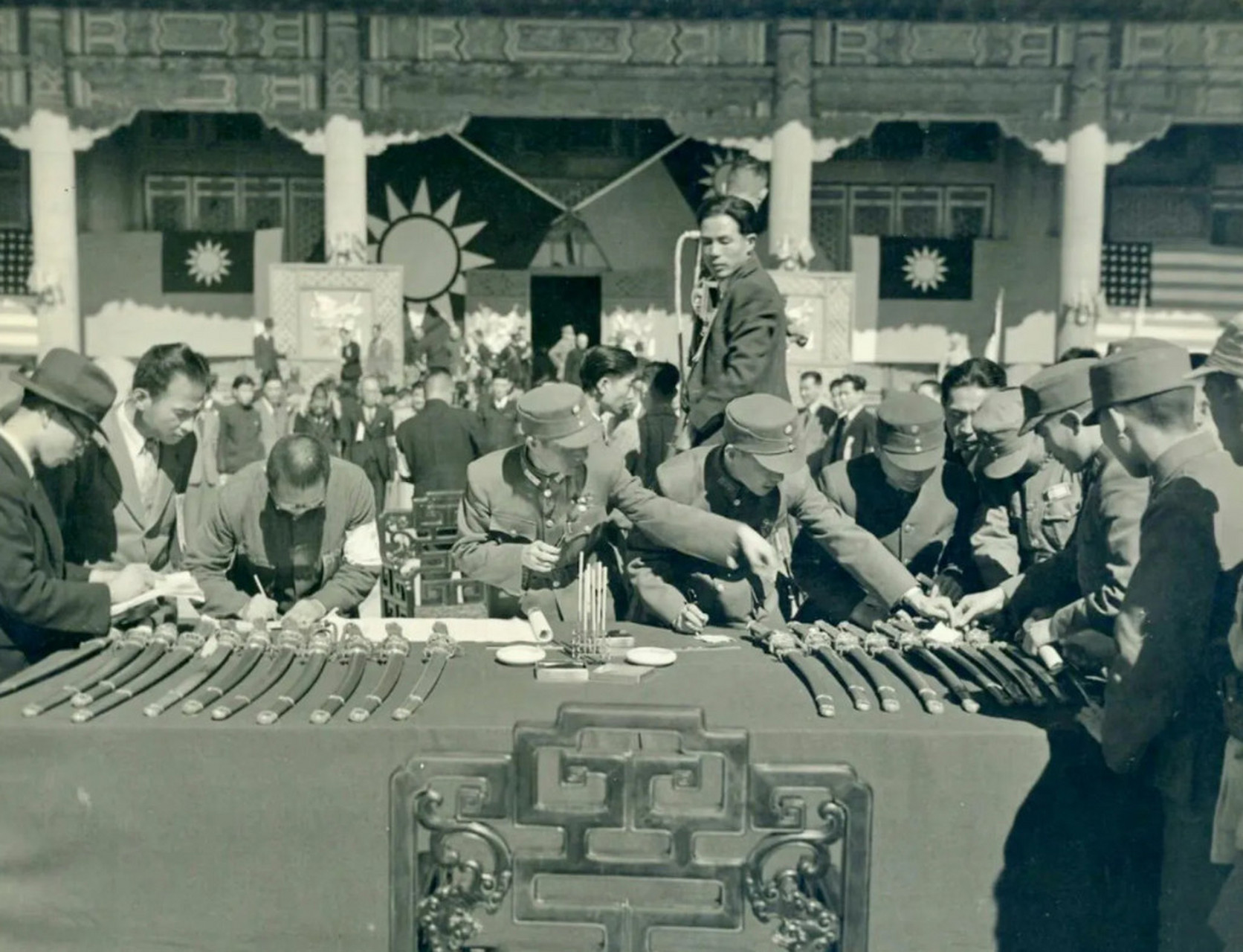 1945年10月10日,北平故宫太和殿.