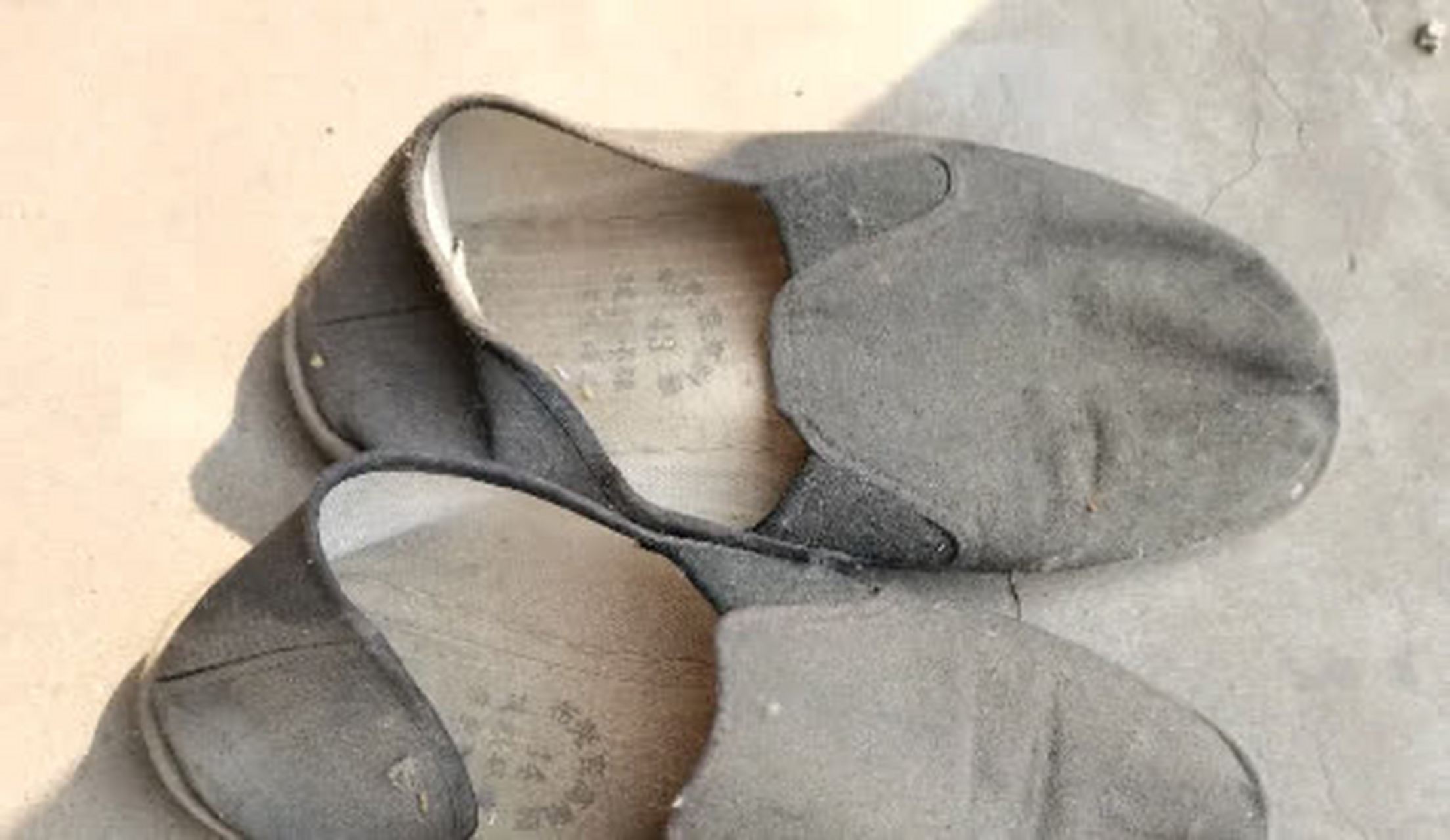 突然,我发现了一双父亲的旧布鞋. 据说很少有人穿这种鞋吧?[捂脸]