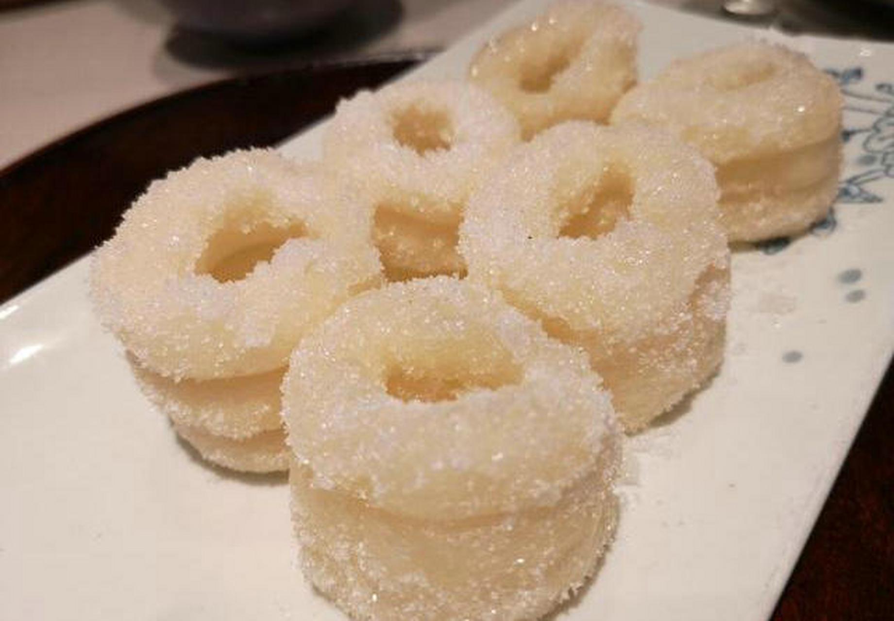 白糖糕是江西南昌的一款传统特色小吃,主要用糯米,白糖制作而成,具有