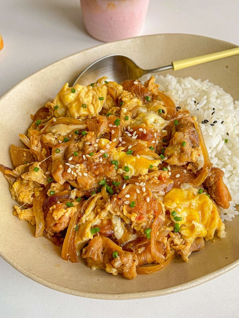 洋葱滑蛋鸡腿盖饭酱汁浓郁好吃到舔盘  好久没有炫饭了 想吃洋葱滑蛋