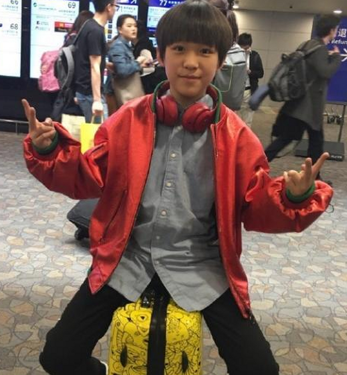 童星朱佳煜:被文章捧红,13岁就拿飞行执照,今15岁越长越帅气.