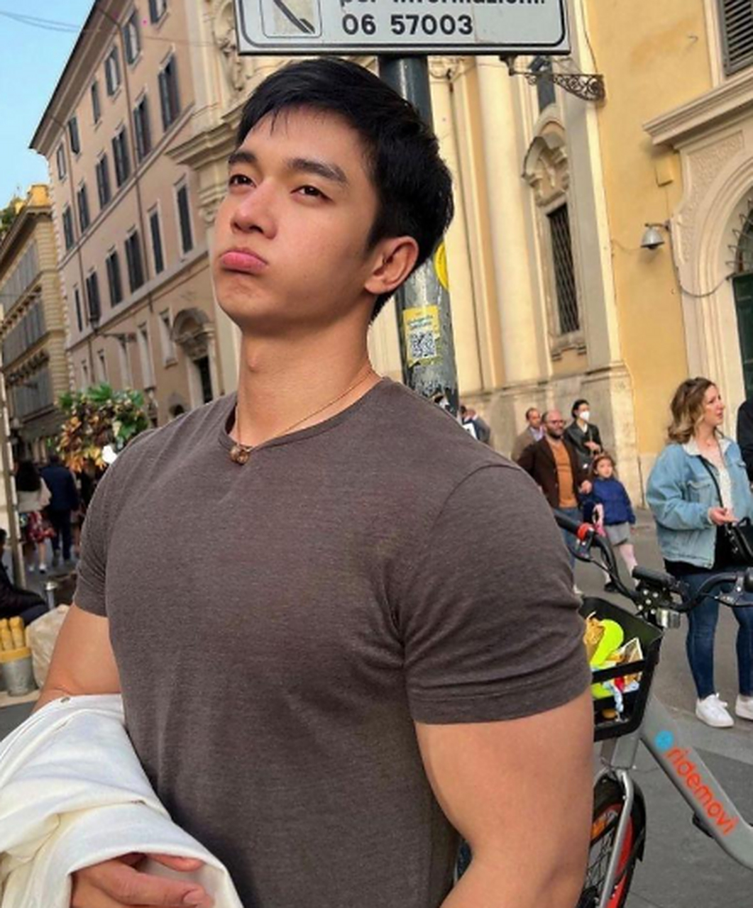 性格和长相不匹配的室友,身材看起来是猛男,但是谁会想到是个会撒娇的