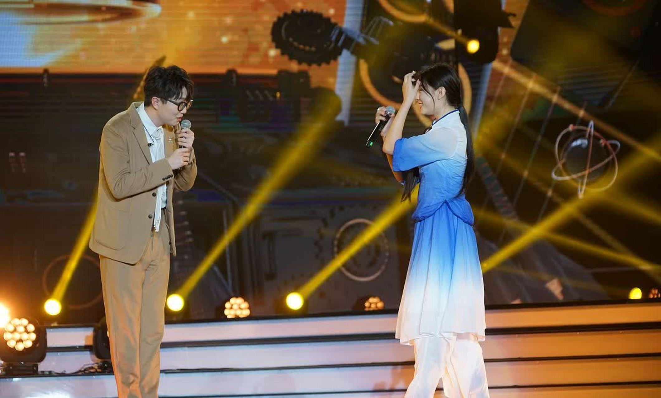 当毛不易被黄霄云追上并淘汰时,全场陷入了沉默.